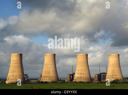 Vista generale delle quattro torri di raffreddamento prima della loro demolizione questa mattina, presso la centrale nucleare di Chapelcross, Dumfries. Foto Stock