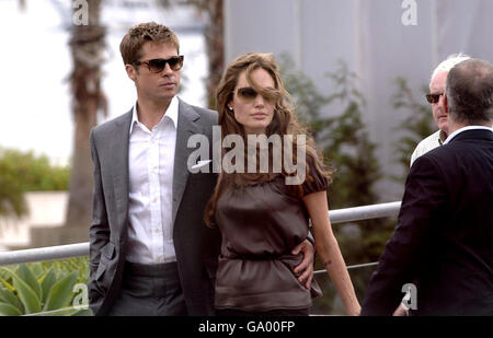 Brad Pitt e Angelina Jolie partecipano a una fotocellula per il loro nuovo film, 'A Mighty Heart' durante il 60° Festival annuale del Cinema di Cannes, in Francia. Foto Stock