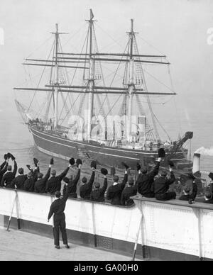 Cutty sark passa i ragazzi in allegria sulla nave da addestramento HMS Worcester mentre viene trainata da Greenhithe a Milwall. Foto Stock