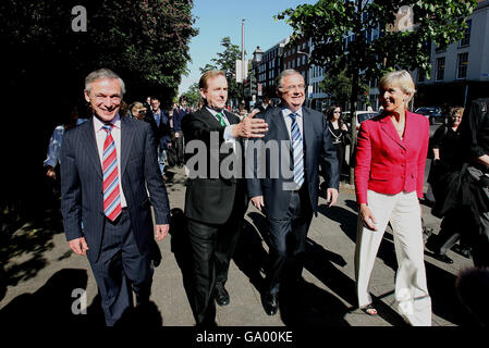 Il leader di fine Gael Enda Kenny TD (seconda a sinistra) e il leader laburista Pat Rabbitte (seconda a destra) sono affiancati da Richard Bruton di fine Gael (a sinistra) e dal vice leader laburista Liz McManus dopo una conferenza stampa congiunta su St Stephens Green a Dublino. Foto Stock