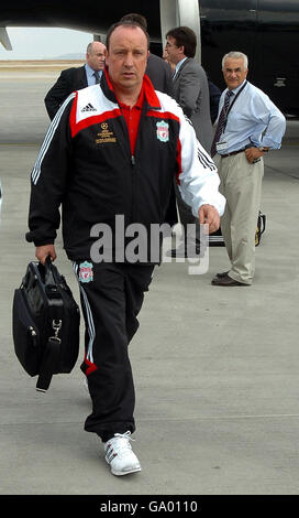 Il manager di Liverpool Rafael Benitez lascia l'aereo quando arriva ad Atene, in Grecia. Foto Stock