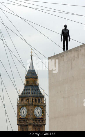 Vista di una delle figure da 'Event Horizon' dello scultore Antony Gormley, in cima alla Royal Festival Hall, a Londra. Foto Stock