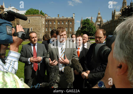 Il deputato Moray Angus Robertson (centro) parla ai media fuori dal Palace of Westminster, nel centro di Londra. Foto Stock