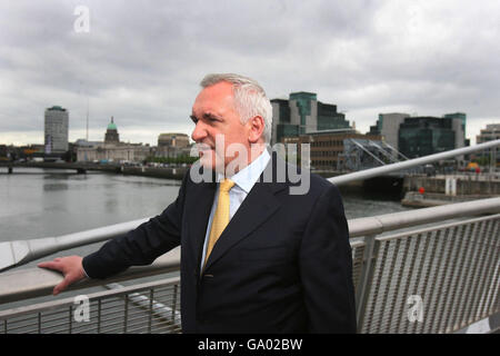 Taoiseach Bertie Ahern ha raffigurato a Dublino il giorno precedente l'elezione generale dell'Irlanda. Foto Stock