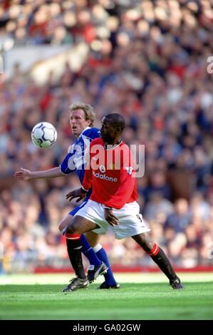 Andy Cole (r) di Manchester United combatte con lo Scot Gemmill di Everton (l) Foto Stock