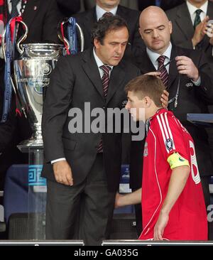 Calcio - UEFA Champions League - finale - AC Milan / Liverpool - Stadio Olimpico. Il presidente dell'UEFA Michel Platini (al centro) consola il capitano di Liverpool Steven Gerrard (a destra) mentre oltrepassa il trofeo dopo la partita. Foto Stock