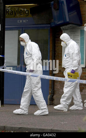 Ufficiali forensi della polizia sul luogo di una sparatoria alla stazione ferroviaria di Rayleigh in Essex, dopo che un membro del pubblico è stato ucciso oggi ladri armati. I detective credono che l'uomo - che non è stato nominato, ma è nei suoi 20 anni e vive a livello locale - aveva cercato di aiutare le guardie di sicurezza che sono stati attaccati. Foto Stock