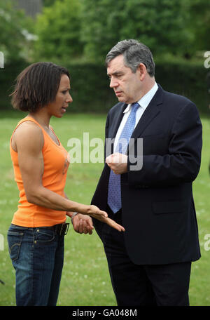 Il Cancelliere Gordon Brown e Dame Kelly Holmes durante una visita alla St Johns Primary School di Shirley, Croydon. Foto Stock