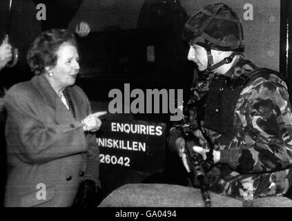 Il primo Ministro Margaret Thatcher parla con un membro dei Royal Irish Rangers, fuori dal punto di controllo di frontiera a Derryad in Co Tyrone durante la sua visita in Irlanda del Nord Foto Stock