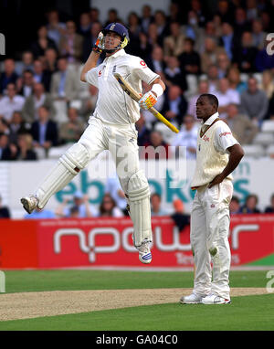 Il Kevin Pietersen dell'Inghilterra festeggia dopo aver raggiunto il suo secolo durante il primo giorno della seconda partita di test Npower all'Headingley Cricket Ground, Leeds. Foto Stock