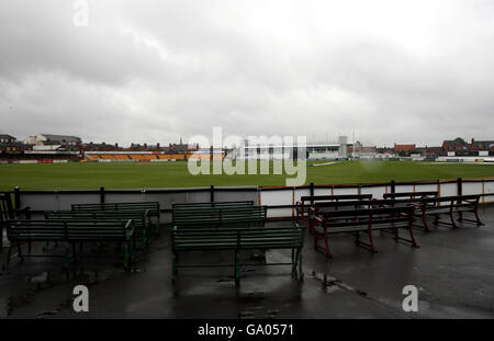 La pioggia cade sulla Northamptons County Ground impedendo il gioco della partita del Friends Provident Trophy Northen Conference al County Cricket Ground, Wantage Road, Northampton. Foto Stock