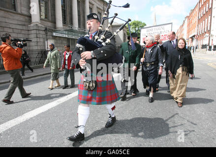 Il Comitato per la Commemorazione delle vittime irlandesi della carestia, con sede a Tallaght, durante la loro processione dal Giardino della memoria di Parnell Square alle sculture della carestia su Custom House Quay a Dublino oggi. Foto Stock