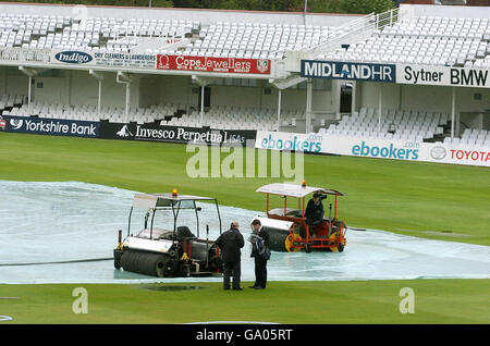 Groundstaff tenta di liberare l'acqua dal campo mentre i ritardi della pioggia giocano durante la partita Friends Provident Trophy Northen Conference tra Nottinghamshire e Derbyshire a Trent Bridge, Nottingham. Foto Stock