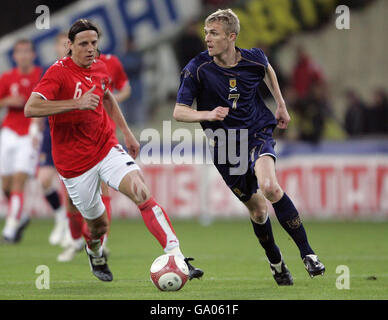 Il Darren Fletcher della Scozia sfida il Rene Aufhauser dell'Austria durante l'International friendly allo stadio Gerhard Hanappi di Vienna, Austria. Foto Stock