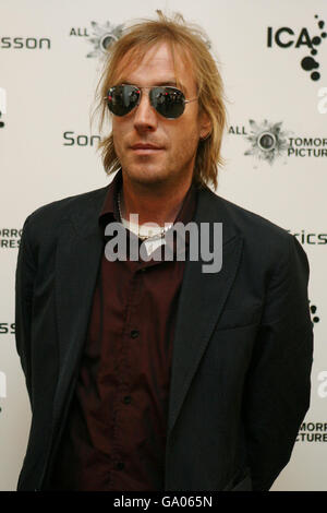 L'attore Rhys Ifans partecipa al lancio della mostra "All Tomorrow's Pictures" presso l'Institute of Contemporary Arts nel centro di Londra. Foto Stock