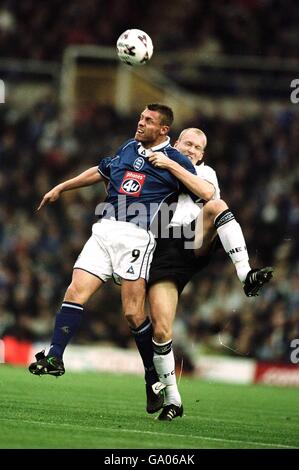 Calcio - Nationwide League Division uno - Birmingham City contro Preston North End. l-r; Birmingham City's Geoff Horsfield batte per il possesso della palla con Preston North End's Colin Murdoch Foto Stock