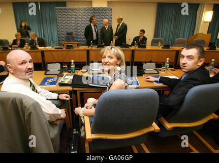 I membri del Sinn Fein prendono posto nel consiglio di polizia dell'Irlanda del Nord, (da sinistra a destra) l'ex sindaco di Belfast Lord Alex Maskey, membro dell'Assemblea di Foyle Martina Anderson e North Antrim MLA Daithi McKay. Foto Stock