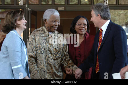 Tony Blair e sua moglie Cherie sono accolti dall'ex presidente sudafricano Nelson Mandela e da sua moglie Graca Machel alla Nelson Mandela Foundation a Johannesburg. Foto Stock