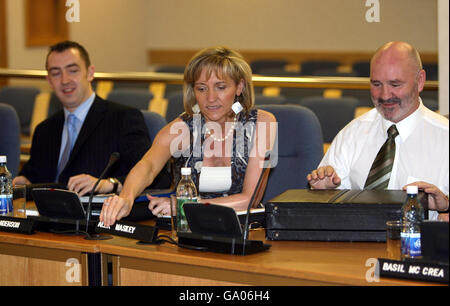 Membri del Sinn Fein dopo aver preso posto nel consiglio di polizia dell'Irlanda del Nord, (da sinistra a destra) North Antrim MLA Daithi McKay, membro dell'assemblea di Foyle Martina Anderson ed ex sindaco di Belfast Lord Alex Maskey. Foto Stock