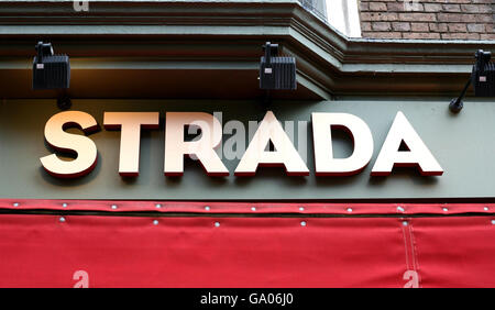 Vista generale di un ristorante strada su Marylebone High Street, centro di Londra. Foto Stock