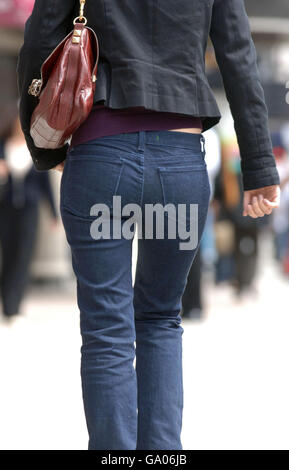 Una donna non identificata che indossa jeans mentre si cammina per il centro di Londra. Foto Stock