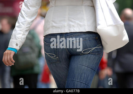 Una donna non identificata che indossa jeans mentre si cammina per il centro di Londra. Foto Stock