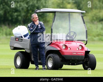 Calcio - International friendly - Inghilterra B v Albania - Inghilterra Training - Carrington. Inghilterra allenatore Terry Venables durante l'allenamento Foto Stock