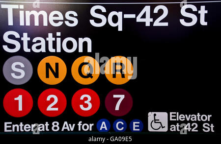 Times Square, metropolitana segno, 42nd Street, New York New York, Stati Uniti d'America Foto Stock