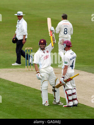 Stephen Peters del Northamptonshire festeggia il raggiungimento del suo secolo durante la partita della Liverpool Victoria County Championship Division Two al County Cricket Ground, Wantage Road, Northampton. Foto Stock