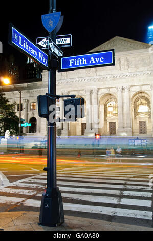 Segnaletica stradale, la Fifth Avenue, Biblioteca, New York Public Library NYPL, New York City, Stati Uniti d'America, America Foto Stock