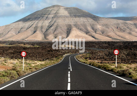 La strada attraverso il Parque Nacional de Parco nazionale Timanfaya, lava, vulcani, Lanzarote, Isole Canarie, Spagna, Europa Foto Stock