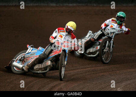 Swindon Robins' Tomasz Chrzanoski (a sinistra) e Lee Richardson in azione durante una gara della British Speedway Elite League al Brandon Stadium di Coventry. Foto Stock