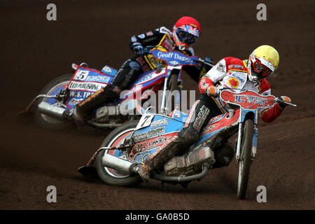 Chris Harris di Coventry Buildbase Bees (a sinistra) e Tomasz Chrzanoski di Swindon Robins in azione durante una gara della British Speedway Elite League al Brandon Stadium di Coventry. Foto Stock