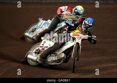 Coventry Buildbase Bees' Billy Janniro (a destra) e Swindon Robins' Andrew Moore in azione durante una gara della British Speedway Elite League al Brandon Stadium di Coventry. Foto Stock