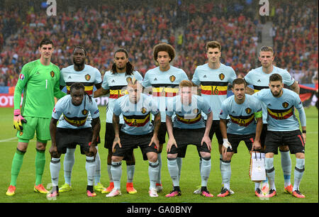 Belgio team group (L - R Top) Belgio portiere Thibaut Courtois, Romelu Lukaku, Jason Denayer, Alex Witsel, Thomas Meunier, Toby Alderweireld. (L - R inferiore) Belgio del Giordano, Lukaku Radja Nainggolan, Kevin De Bruyne, pericolo di Eden e Yannick Carrasco durante UEFA EURO 2016, quarto di partita finale allo Stade Pierre Mauroy, Lille. Foto Stock