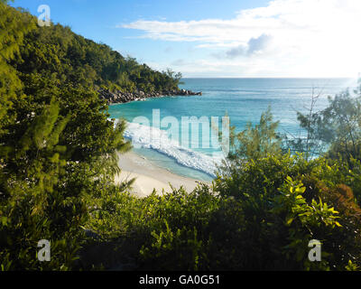 Splendido panorama della spiaggia di Anse Georgette, Seicelle Foto Stock