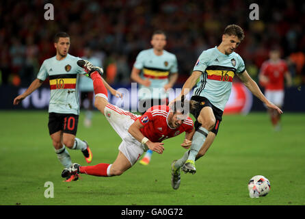 Il Galles Gareth Bale (centro) va giù dopo una sfida dal Belgio Thomas Meunier (a destra) durante UEFA EURO 2016, quarto di partita finale allo Stade Pierre Mauroy, Lille. Foto Stock