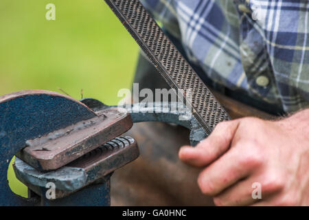 Black smith metallurgici ferro di cavallo Foto Stock