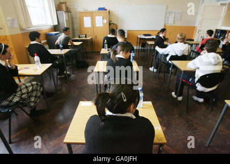 Gli studenti si preparano a lasciare gli esami di certificazione alla Westland Row Christian Brothers School di Dublino. Foto Stock