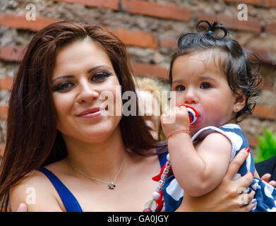 Beauty Mamma figlia del battesimo il battesimo sorridere Foto Stock