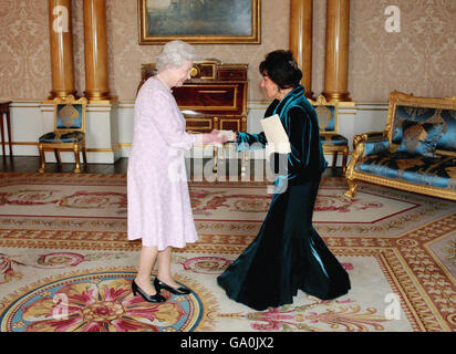 La Regina Elisabetta II riceve sua Eccellenza l'Ambasciatore di Andorra Maria Rosa Picart de Francis a Buckingham Palace nel centro di Londra. Foto Stock