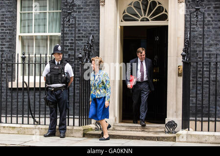 Londra, Regno Unito. Il 27 giugno, 2016. La baronessa Anelay di St Johns e John Whittingdale lasciare 10 Downing Street dopo una riunione del gabinetto. Foto Stock