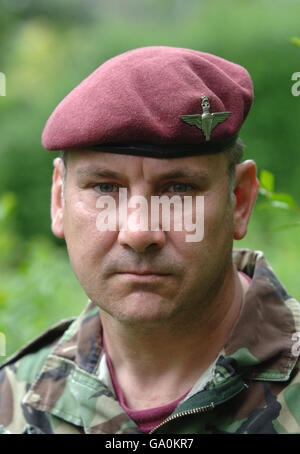 PA foto datata 12/06/2007 del veterano della Guerra delle Falklands Dave Brown che ha servito con 2 Para nelle Falklands vestito nel suo vecchio smock dell'esercito e Para beret nella sua casa a Bradford. Foto Stock