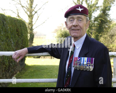 Foto non scattata di Laurie Ashbridge (ex RSM 3° battaglione il reggimento di Parachute), fuori dalla sua casa vicino a Bedford. Foto Stock