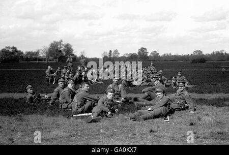 Ufficiali e guardie dell'Esercito territoriale della Scuola militare di Istruzione a Chelsea, sulle manovre su Wimbledon comune. Foto Stock