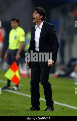 Il capo allenatore tedesco Joachim Loew durante la partita di qualificazione del Gruppo D Euro 2008 tra Germania e Slovacchia all'AOL Arena il 6 giugno 2007 ad Amburgo, Germania. Foto Stock