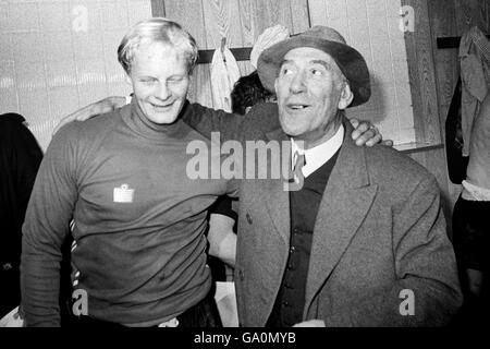 Il presidente di Fulham Tommy Trinder abbracca il portiere Peter Mellor nello spogliatoio di Maine Road dopo la drammatica svolta di Fulham nel 1-0 per vincere la risposta semifinale della fa Cup contro Birmingham City in tempi supplementari. Foto Stock