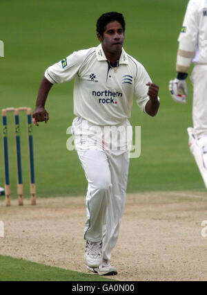 Il Middlesex's Chaminda Vaas celebra il lancio del Ryan Ten Doeschate dell'Essex durante la partita della Liverpool Victoria County Championship Division Two al Lord's Cricket Ground, St John's Wood, Londra. Foto Stock