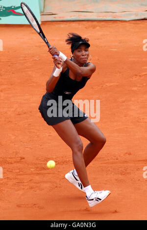 Tennis - 2007 French Open - giorno due - Roland Garros. Venus Williams di USA in azione durante la sua partita contro Ailze Cornet di Francia Foto Stock