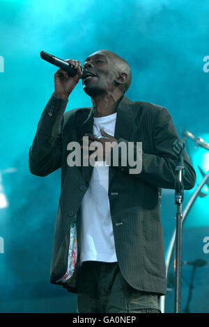 Maxi Jazz canta durante il set di Faithless sul palco principale all'O2 Wireless Fesival di Hyde Park, nel centro di Londra. Foto Stock